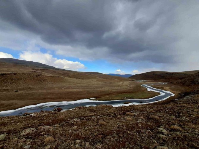 Özalp’te Etkili Olan Soğuk Hava Karasu Çayının Donması Neden Oldu