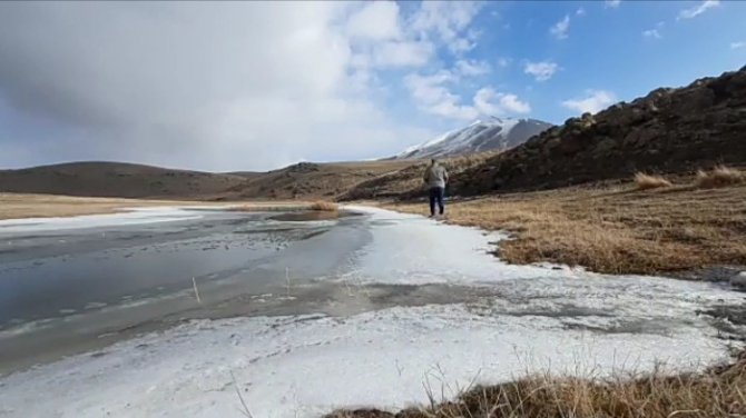 Özalp’te Etkili Olan Soğuk Hava Karasu Çayının Donması Neden Oldu