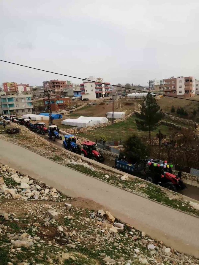 Siirt’te 20 Traktörle Düğün Konvoyu Yaptılar