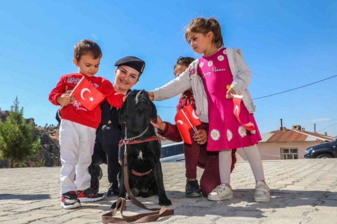 Siirt’te Jandarma Ekipleri, Köy Okulu Öğrencilerini Bilgilendirdi