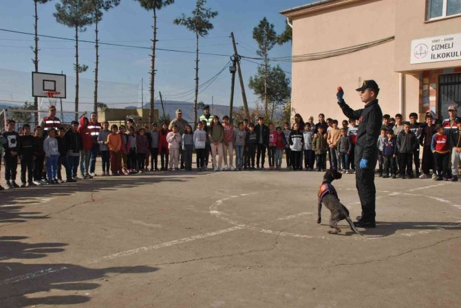 Siirt’te Jandarma Ekipleri, Köy Okulu Öğrencilerini Bilgilendirdi