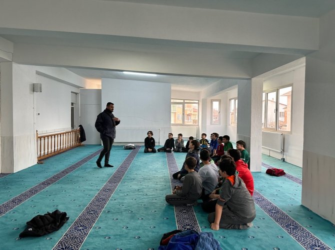 Simav İ̇lçe Müftülüğü’nden Öğrencilere İzcilik Eğitimi