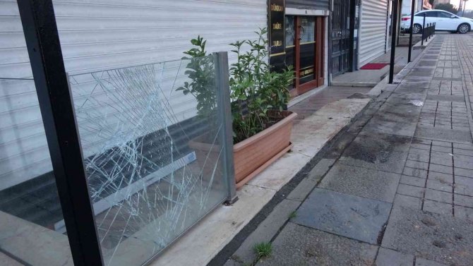 Sultanbeyli’de Kontrolden Çıkan Aracın Dükkana Çarptığı Anlar Kamerada