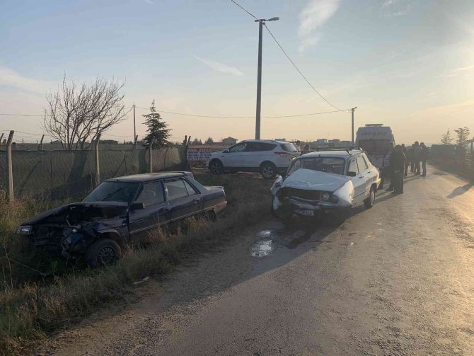 Tekirdağ’da 2 Otomobilin Çarpışması Sonucu 3 Kişinin Yaralandığı Feci Kaza Kamerada