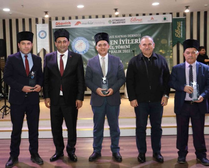 Çerkeslerden Başkan Yılmaz’a ’Yılın En Başarılı Belediye Başkanı’ Ödülü