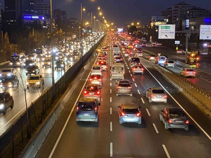İ̇stanbul’da Haftanın İlk İş Gününde Trafik Yoğunluğu Oluştu