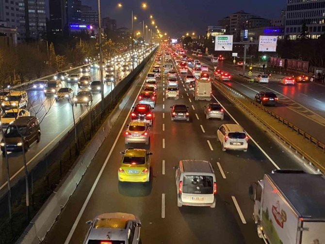 İ̇stanbul’da Haftanın İlk İş Gününde Trafik Yoğunluğu Oluştu