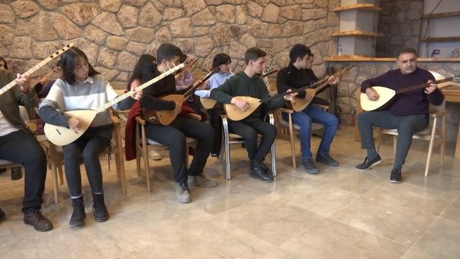Halk Müziği Sanatçısı Erzincan, 4 Yıldır Köy Köy Gezerek Bağlama Geleneğini Yaşatıyor