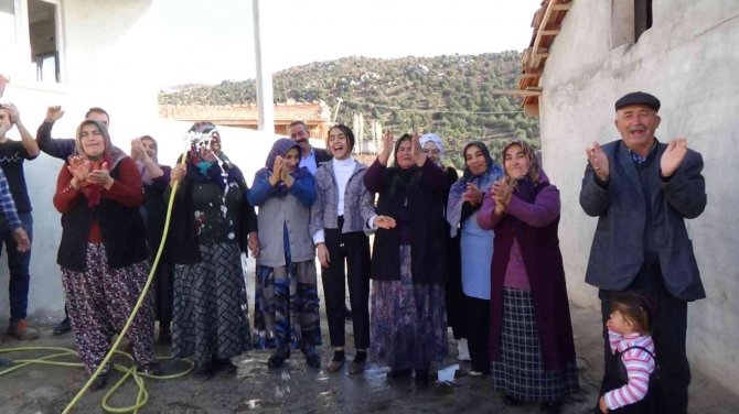 40 Yıl Sonra Kavuştukları Suyu Gözyaşıyla Karşıladılar