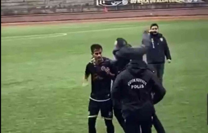 Kulüp Başkanı Sahaya Girerek Saldırdığı Rakip Futbolcu İle Barıştı