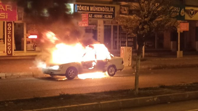 Seyir Halindeki Otomobil Alev Topuna Döndü