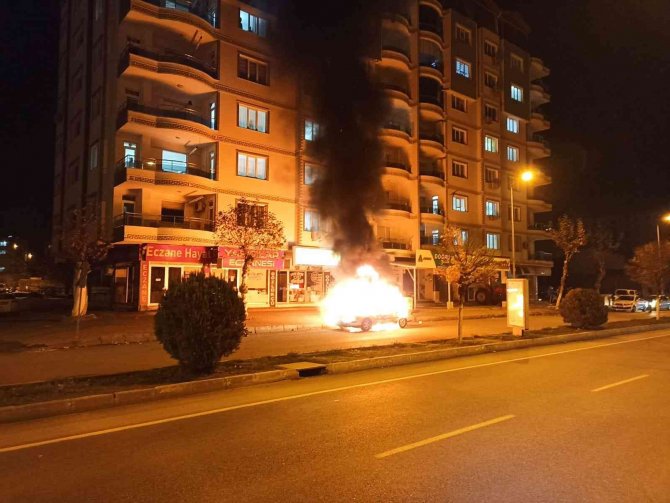Seyir Halindeki Otomobil Alev Topuna Döndü