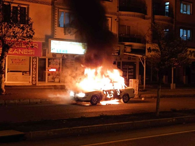 Seyir Halindeki Otomobil Alev Topuna Döndü