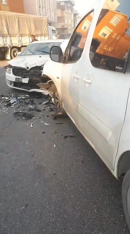 Beylikdüzü’nde Araçlar Kafa Kafaya Çarpıştı: 5 Yaralı