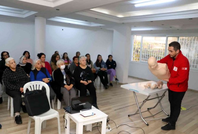 Akdeniz’de Mahalle Sakinlerine İlkyardım Eğitimi