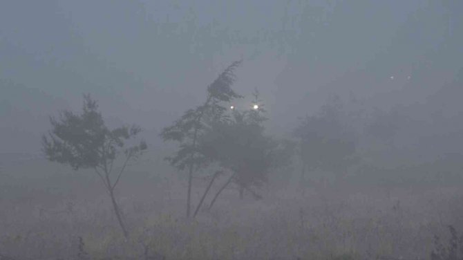 Aksaray’da Yoğun Sis Görüş Mesafesini 20 Metreye Düşürdü