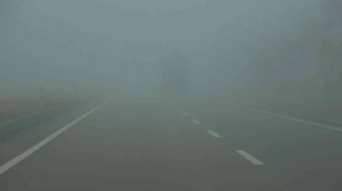 Aksaray’da Yoğun Sis Görüş Mesafesini 20 Metreye Düşürdü