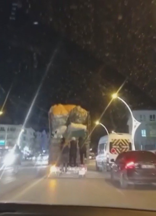 Kamyonet Arkasına Asılıp, Ölüme Davetiye Çıkardılar