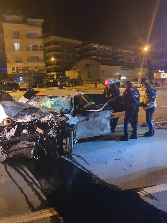 İ̇ki Otomobilin Çarpıştığı Kazada 1 Ölü, 1 Yaralı