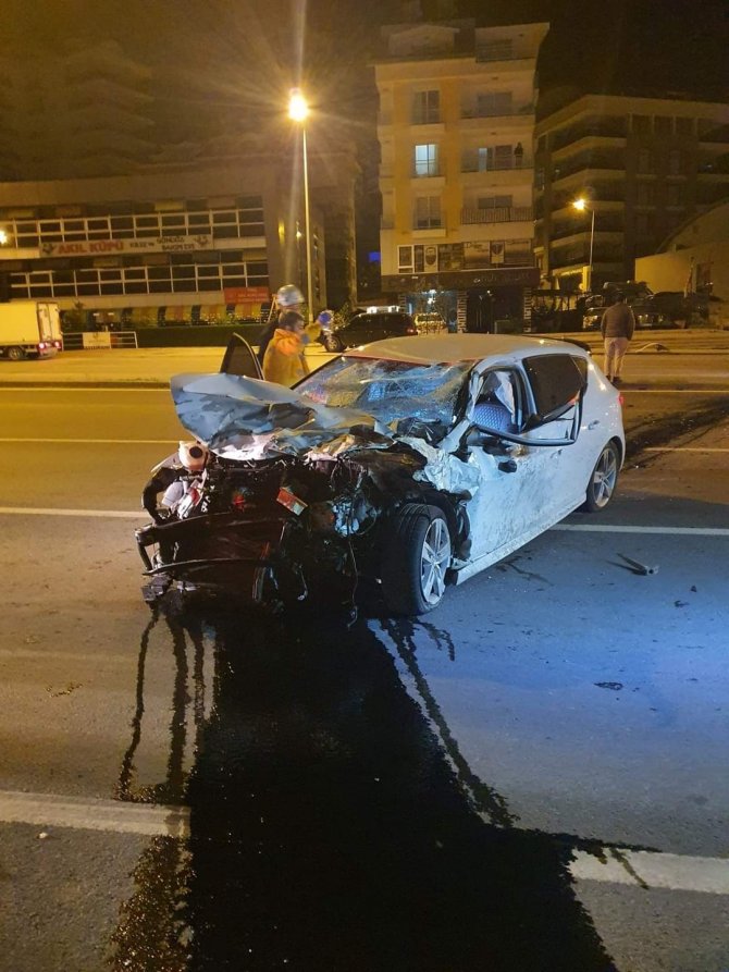 İ̇ki Otomobilin Çarpıştığı Kazada 1 Ölü, 1 Yaralı