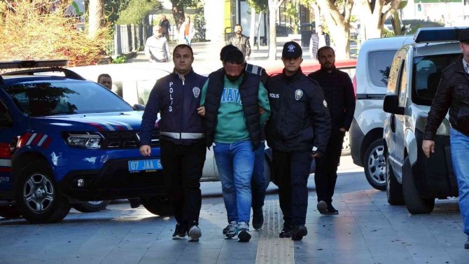 Kucağına Aldığı Yavru Köpeği Isırıp Yumruklayan Şahıs Tutuklandı