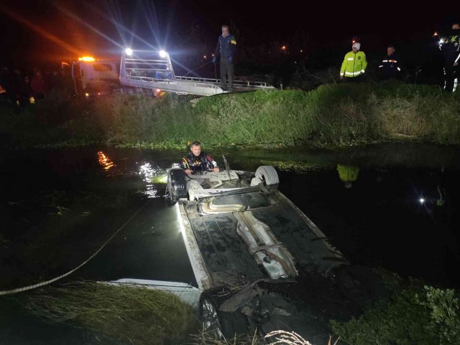 Sulama Kanalına Uçan Otomobilin Sürücüsü Hayatını Kaybetti