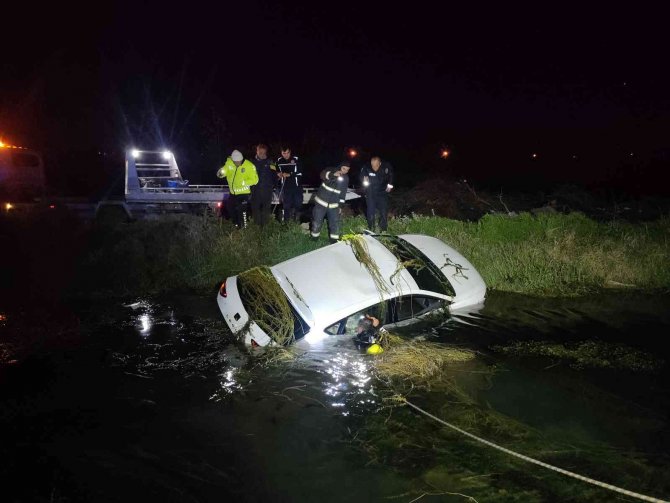 Sulama Kanalına Uçan Otomobilin Sürücüsü Hayatını Kaybetti