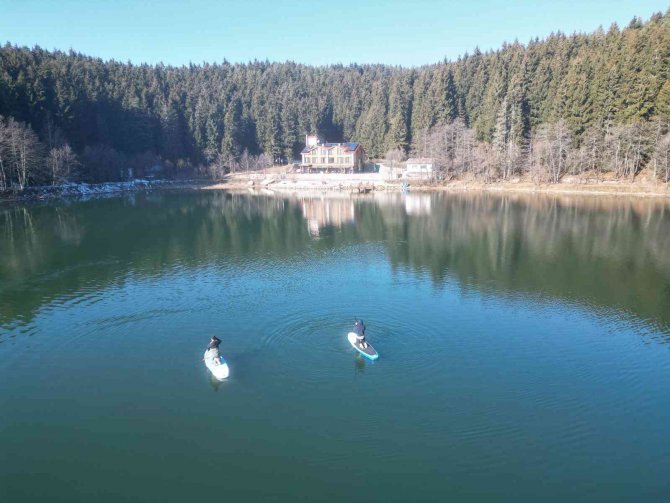 Artvin’in Şavşat İlçesindeki Karagöl’de Kürek Sörfü Heyecanı