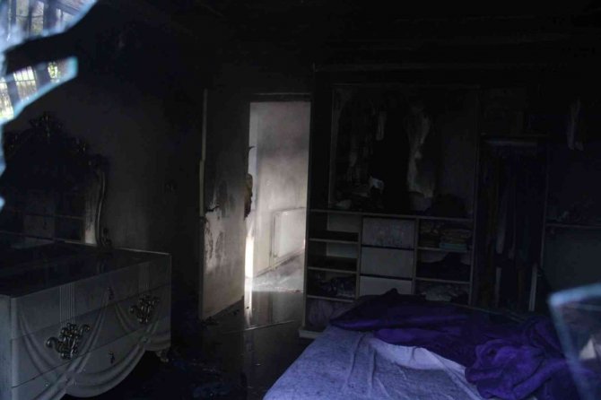 Yangın Nedeniyle Çatıda Mahsur Kalan 8’i Çocuk 13 Kişi Kurtarıldı