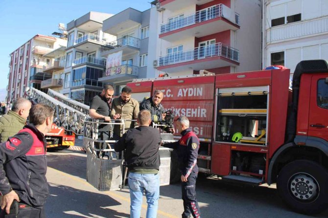 Yangın Nedeniyle Çatıda Mahsur Kalan 8’i Çocuk 13 Kişi Kurtarıldı