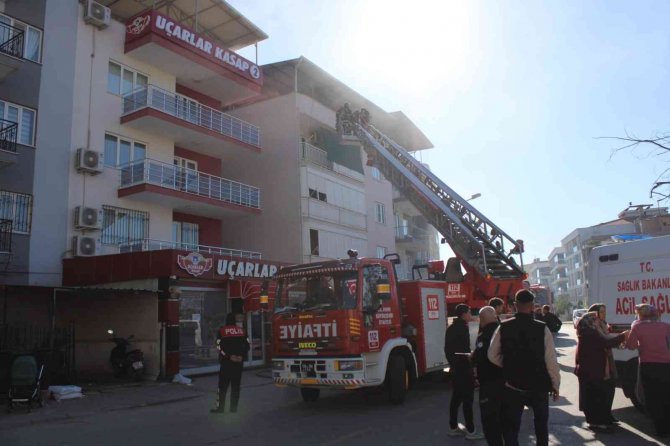 Yangın Nedeniyle Çatıda Mahsur Kalan 8’i Çocuk 13 Kişi Kurtarıldı