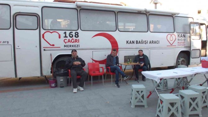 Balıkesir’de Vatandaşlar Kan Bağışına Koştu