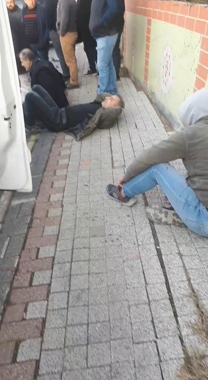 Beylikdüzü’nde Araçlar Kafa Kafaya Çarpıştı: 5 Yaralı