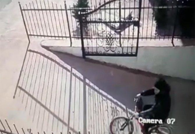 Yürüyerek Geldi, Ayakkabıları Ve Bisikleti Çalarak Kaçtı