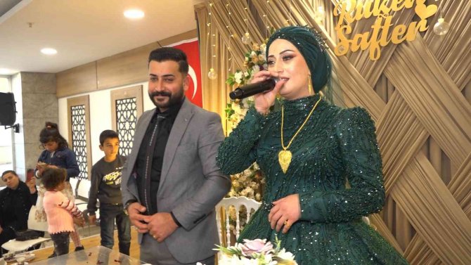 20 Yıllık Müzisyen Kendi Nişanında Mikrofonu Elinden Bırakmadı