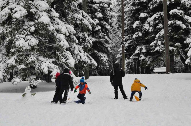 Karla Kaplı Abant’a Kış Güzelliği