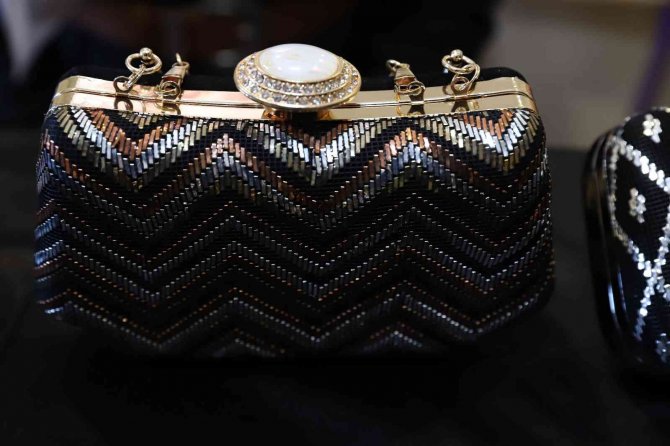 Kınalı Ellerden Çıkan Çantalara Sipariş Yetişmiyor