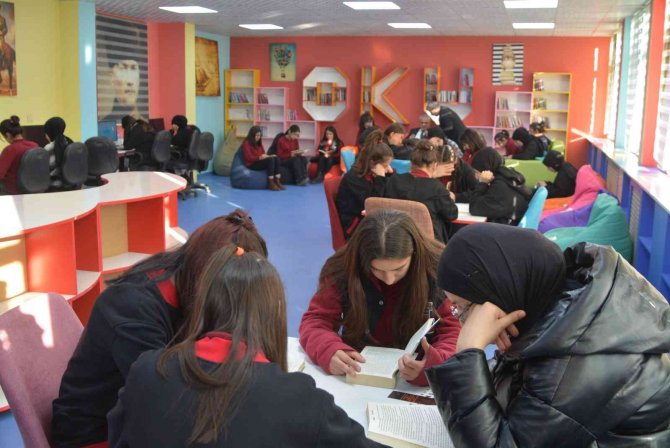 Okul Kütüphanelerindeki Kitap Sayısı 1 Yılda Yüzde 200 Arttı