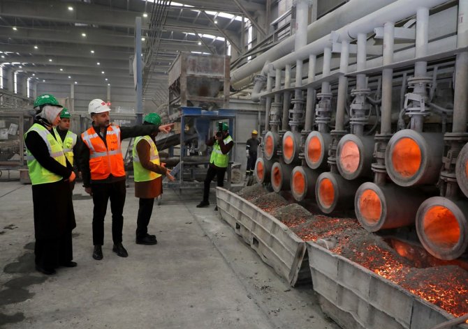 Vali Dünyanın Sayılı Tesislerinden Olan Magnezyum Tesisini İnceledi