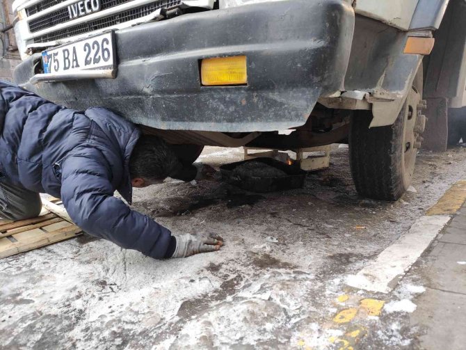 Yakıt Deposu Donan Kamyonetin Altında Ateş Yaktı