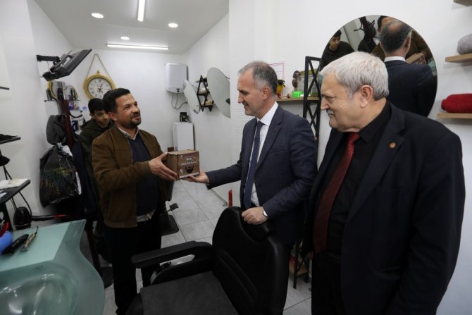 İ̇negöl Belediyesi Tüm Berberlere Atık Jilet Kutusu Dağıtıyor