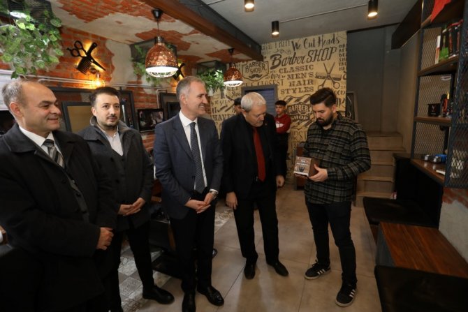 İ̇negöl Belediyesi Tüm Berberlere Atık Jilet Kutusu Dağıtıyor
