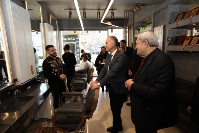 İ̇negöl Belediyesi Tüm Berberlere Atık Jilet Kutusu Dağıtıyor