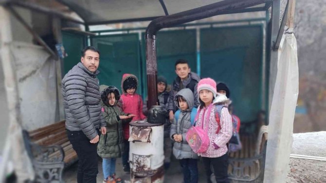 Minibüs Durağına Soba Kurdular: Hem Durak Hem Köy Evi