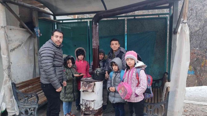 Minibüs Durağına Soba Kurdular: Hem Durak Hem Köy Evi