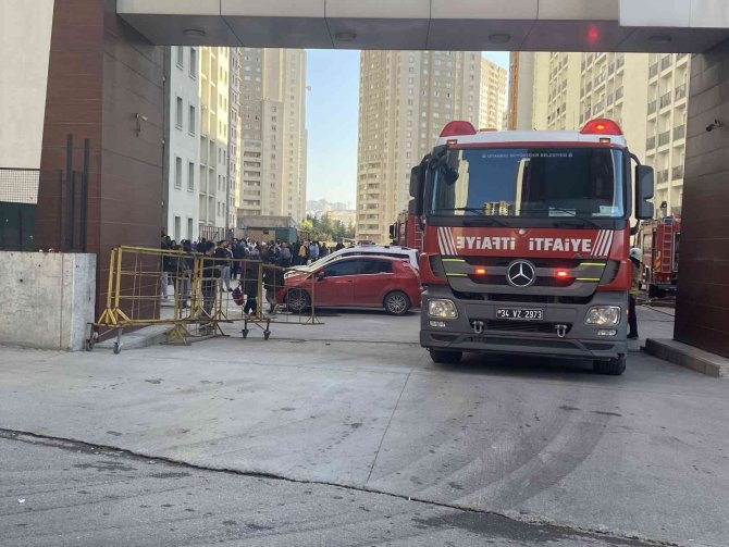 Esenyurt’ta Sitede Bulunan 20 Katlı Binada Korkutan Yangın