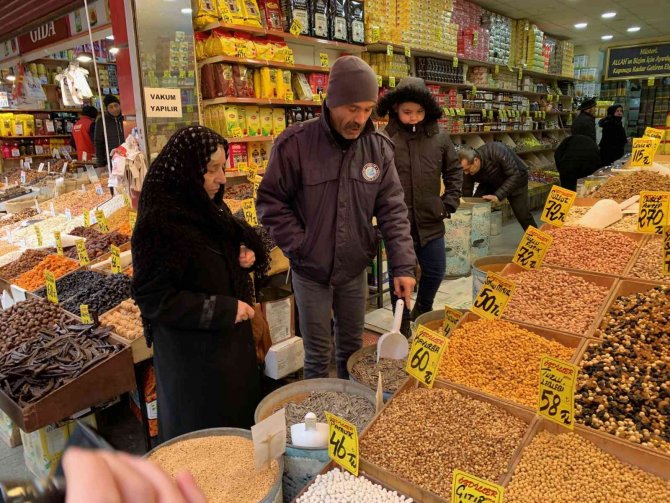 Yılbaşı Öncesi Tezgâhları Süsleyen Kuruyemişler Cep Yakıyor