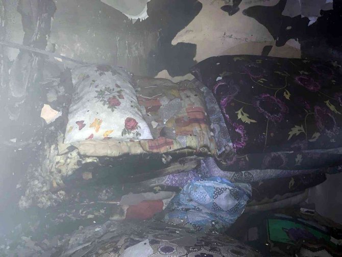 Bacadan Çıkan Yangın Evi Kül Etti