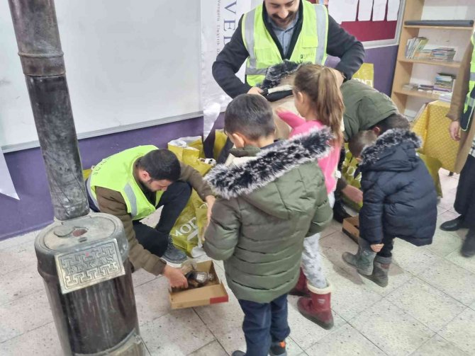 Vedaş Ailesi ‘Her Mevsim Tebessüm’ Projesiyle Miniklerin Yüzünü Güldürüyor