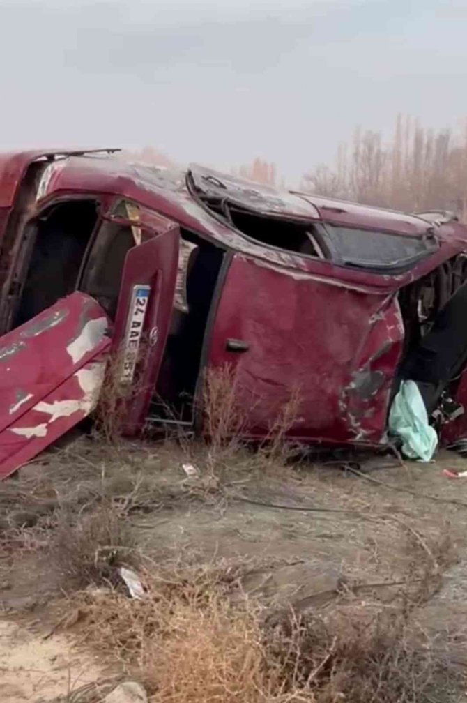 Iğdır’da Otomobil Önce Elektrik Direğine Çarptı Sonra Tarlaya Uçtu